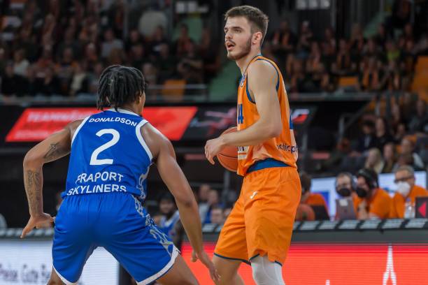 球队教练根 球队教练根