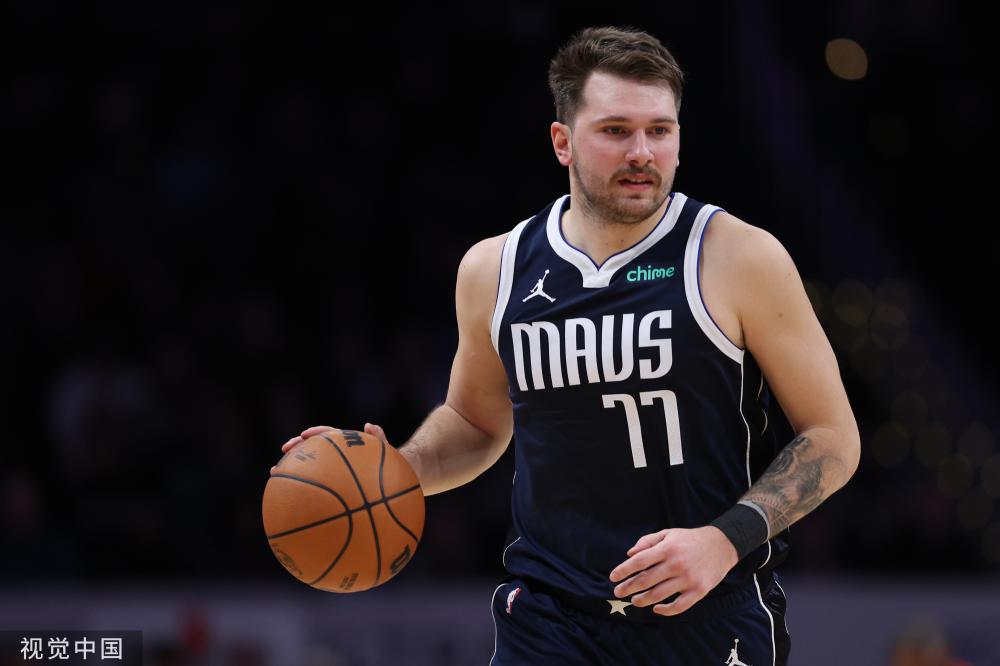 他举起金球 他举起金球